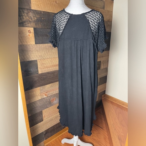 Umgee Black Linen Blend Crochet Sleeve  High Low Frayed Hem Dress, Size Medium - Picture 3 of 14